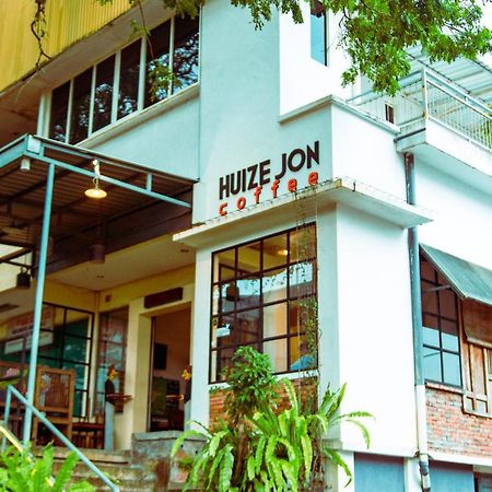 Huize Jon Hostel Маланг Экстерьер фото